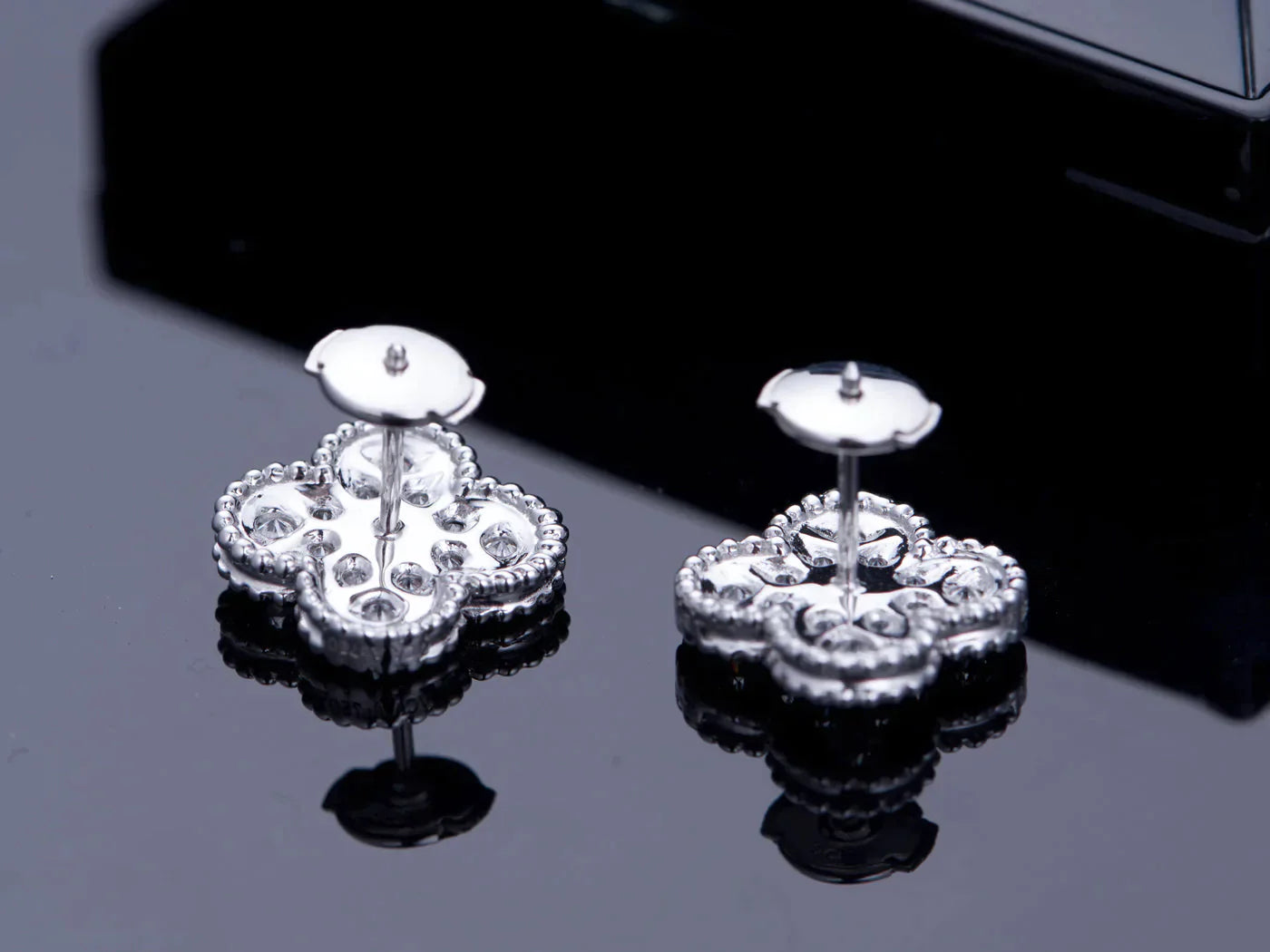 CLOVER SILVER DIAMOND STUD EARRINGS